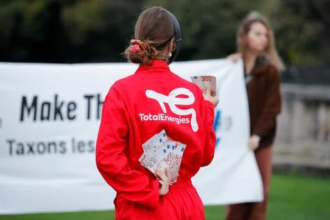 French environmental groups protest about 'big polluters' taxation in Paris, Fra Stock-Fotos