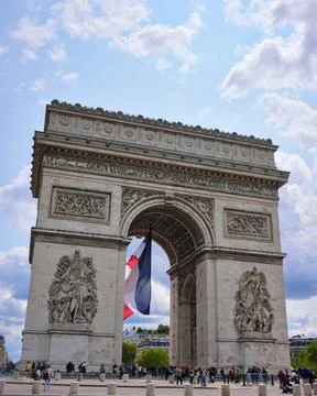 French flag flying under Arc de Triomphe Paris Foto stock