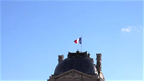 French flag waving on top of Louvre Museum slow-mo 4k Vídeos de archivo 289622014