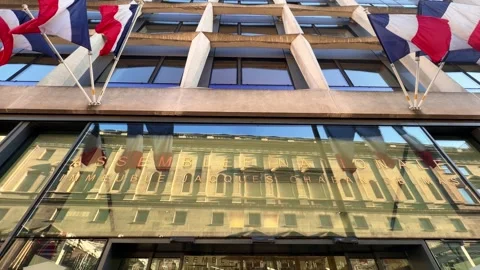 French flags flying on Assemblée Nationale building in Paris Vídeos de archivo 336338475