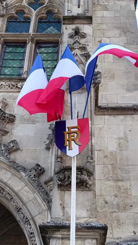 French flags flying on the facade of a town hall Vídeos de archivo 275605592