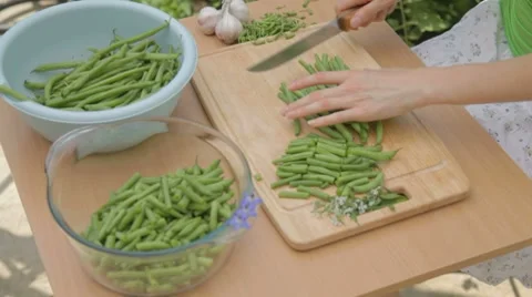 French green beans being cut on wooden chopping board outdoors Stock-Footage 8367367