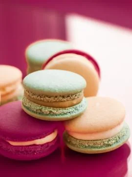 French macaroons on cherry pink background, parisian chic cafe dessert, sweet Stockfoto's