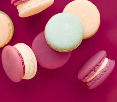 French macaroons on cherry pink background, parisian chic cafe dessert, sweet Foto stock