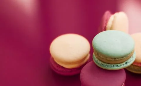French macaroons on cherry pink background, parisian chic cafe dessert, sweet Stockfoto's