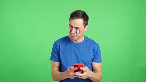 French man looking at his mobile smiling and showing it. 動画素材 252486103