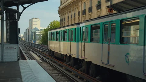 French metro train leaving the station in Paris 動画素材 236567242