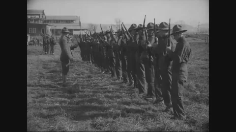 French officers explain the Chauchat Automatic Rifle team - 1917-1918 Vídeos de archivo 83702688