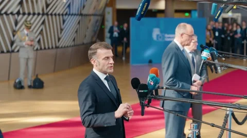 French president Emmanuel Macron talking to the press aside Federal Chancellor Vídeo Stock 335393997