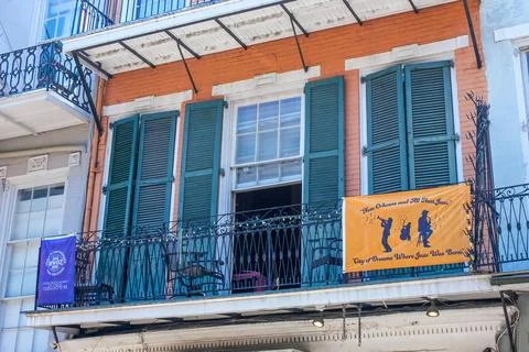 French Quarter Balcony with Flags Foto stock