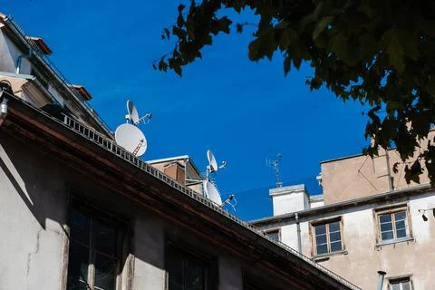 French rooftops with traditional windows on multiple satellite dishes on the Stockfoto's