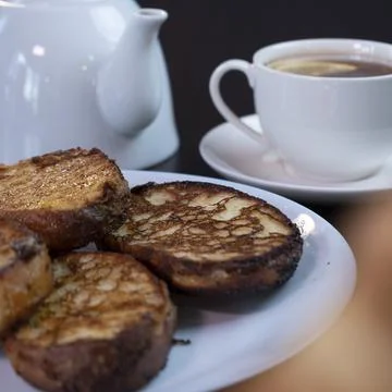 French toasts with lemon tea 库存照片