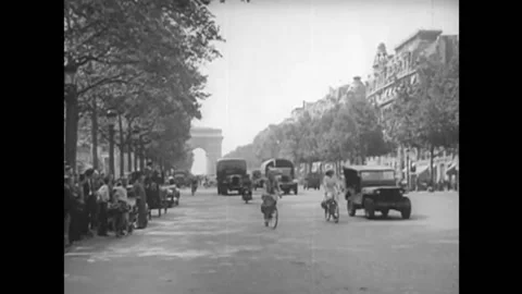 French WW II POW's return back to Paris to a grateful and cheering crowd lining Video stock 137346063