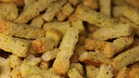 Fresh and crispy bread croutons for beer, a delicious snack for beer Video stock 278323202