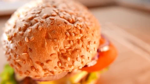 Fresh appetizing hamburger with a salad and tomato Vídeo Stock 74168740