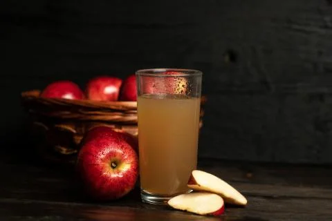 Fresh apple juice surrounded with red apples. Fresh red apples. Foto stock
