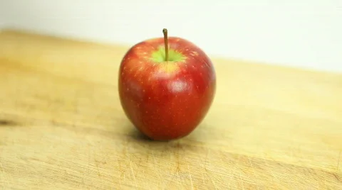 Fresh apple sliced in half 库存影片 560355