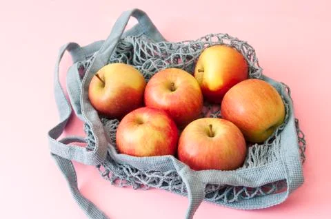 Fresh apples in string bag, shadows, healthy fruits, Eco friendly, zero waste Foto stock