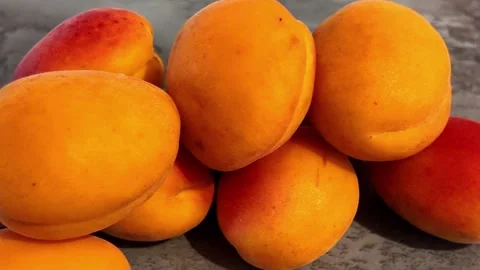 Fresh apricots rotating in deep plate on white background 스톡 동영상 342982616