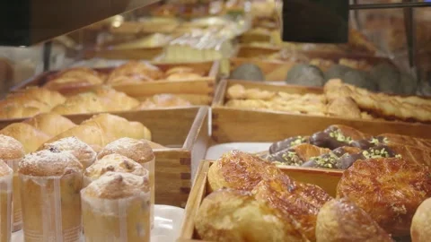 Fresh Assorted Breads and Pastries Displayed in Wooden Bakery Trays Vídeo Stock 346520092