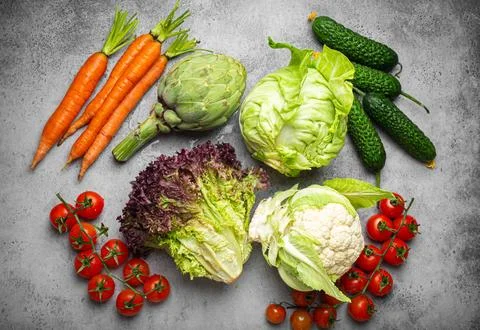 Fresh assorted organic vegetables on rustic grey stone background top view Foto stock