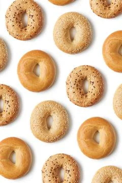 Fresh bagel pattern isolated on white, from above Foto stock