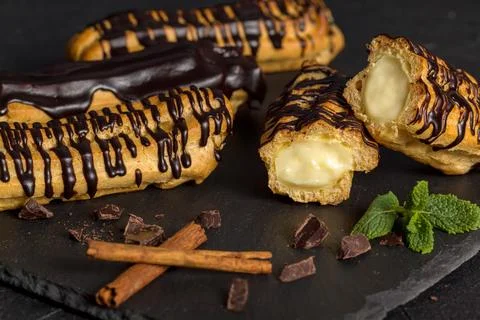 Fresh-baked eclair filled with delicious custard 库存照片