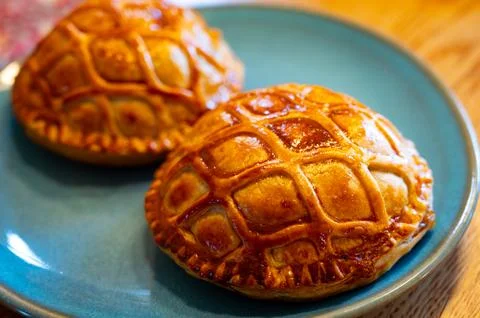 Fresh baked mini pulled chicken wellington pies, Britisch pastries, snacks Stock Photos
