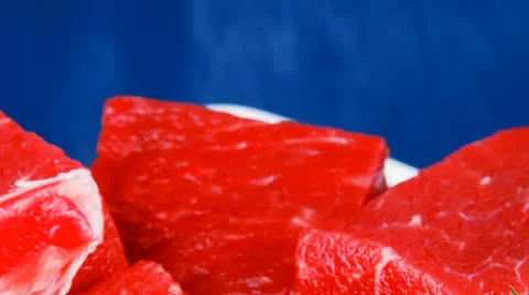 Fresh beef meat slices in a white over blue Vídeos de archivo 24656078