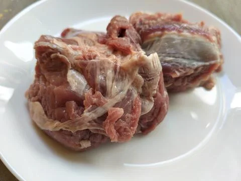 Fresh beef meat on a white serving plate, emphasizing natural ingredients Stockfoto's