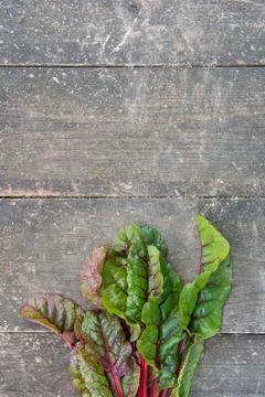 Fresh beetroot leaves chard on the surface of an old wooden table Foto stock