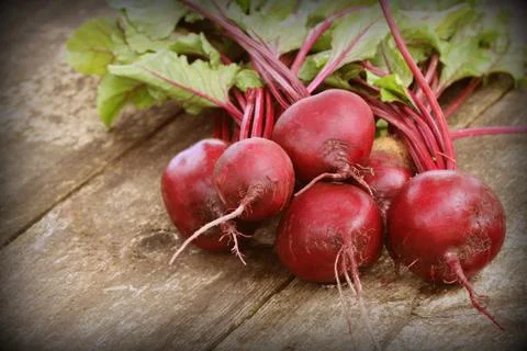 Fresh beetroot on rustic wooden background. Harvest vegetable cooking concept Foto stock