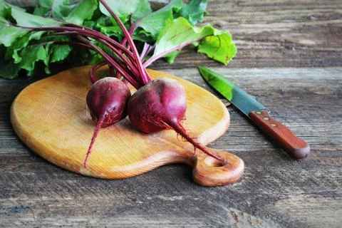 Fresh beetroot on rustic wooden background. Harvest vegetable cooking concept Foto stock