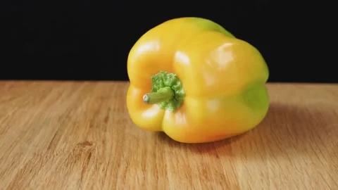 Fresh bell peppers on a dark background Vídeos de archivo 131978313