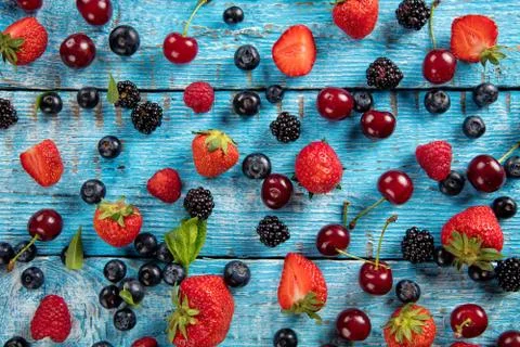 Fresh berry fruit placed on old wooden planks Foto stock