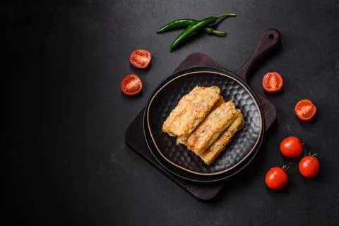 Fresh bite rolls from leaves of cabbage with minced meat, onions and carrots Foto stock