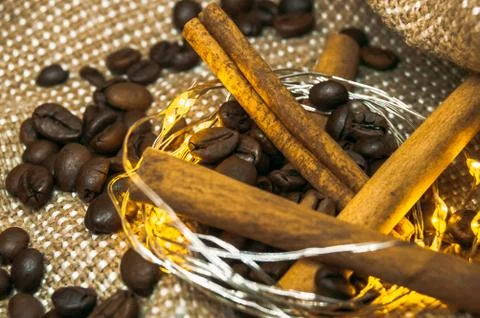 Fresh black coffe beans on cork table Foto stock
