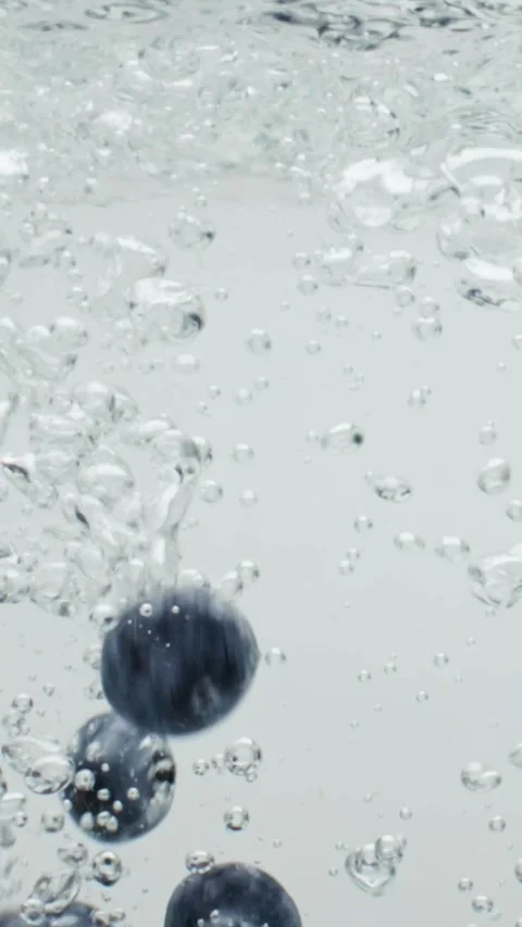 Fresh blueberries falling into water creating many small bubbles Stock-Footage 331775082
