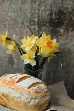 Fresh bread and grain ears near the fields outdoor Foto stock