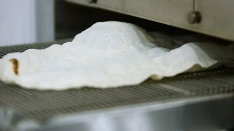 Fresh bread on the conveyor, bread production Video stock 122065580
