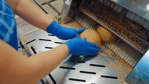 Fresh bread is cut and packed on the production line of the bakery Stock Footage 89861233