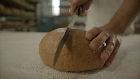 Fresh bread cut with knife in bakery Video stock 93104597