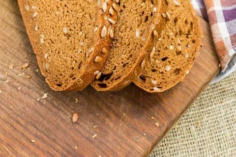 Fresh bread on a cutting board. Foto stock