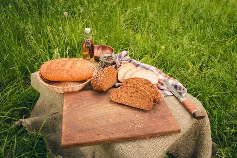 Fresh bread on a cutting board. Stockfoto's