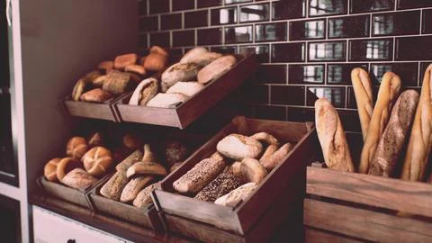 Fresh bread on shelves in bakery 库存插图