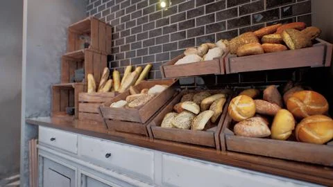 Fresh bread on shelves in bakery 库存插图
