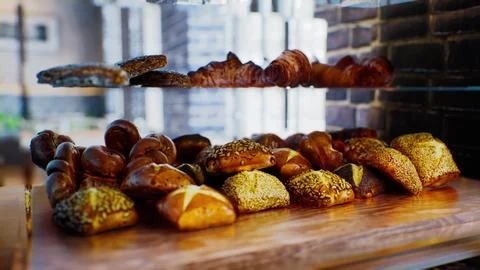 Fresh bread on shelves in bakery 库存插图