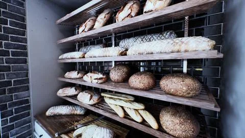 Fresh bread on shelves in bakery 库存插图