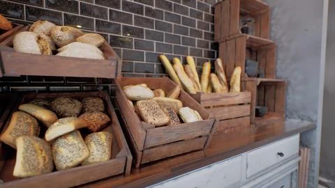 Fresh bread on shelves in bakery 库存插图