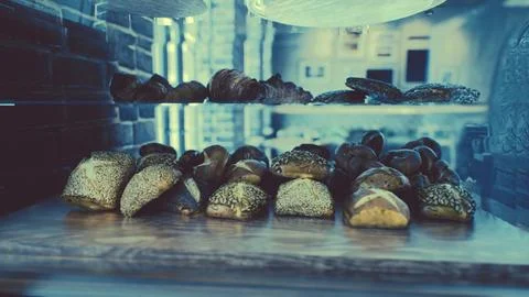 Fresh bread on shelves in bakery 库存插图